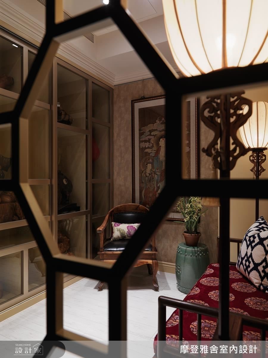 電視牆後的空間除了是屋主另一處收藏展示區外，也是平常冥想的地方。