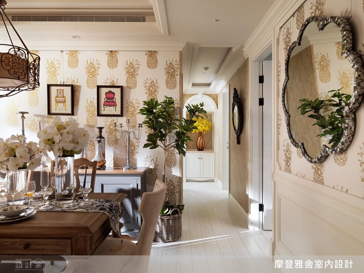 設計師巧妙重置屋主收藏的窗花，成為廚房與餐廳區隔的門面。精選的金色「旺來」壁紙，呼應整體空間色調，加乘精美華貴的質感。