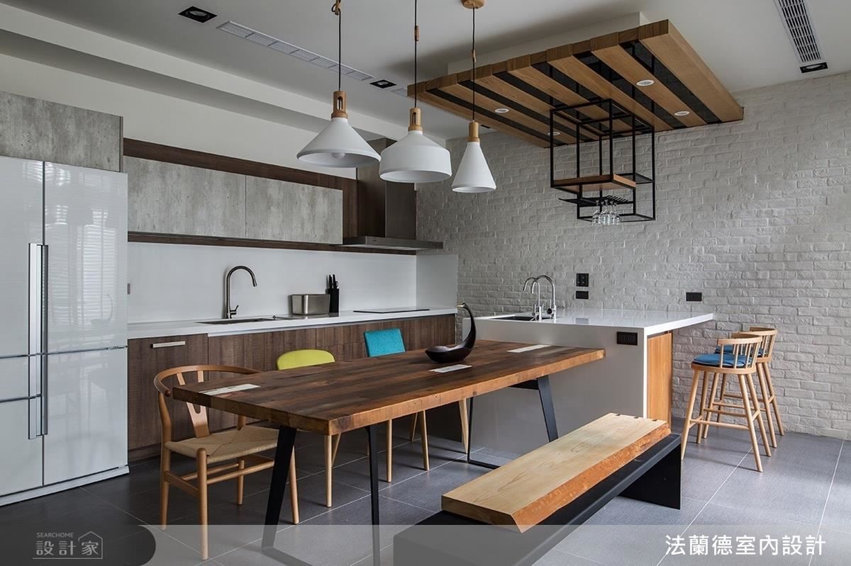 由女屋主要求的白色文化石拼貼出的餐廳端景牆,搭配木質鐵件桌椅,構築出清新舒適感。另一端特別設置黑板牆,具有小朋友玩耍抑或是家人出門留言的功能。