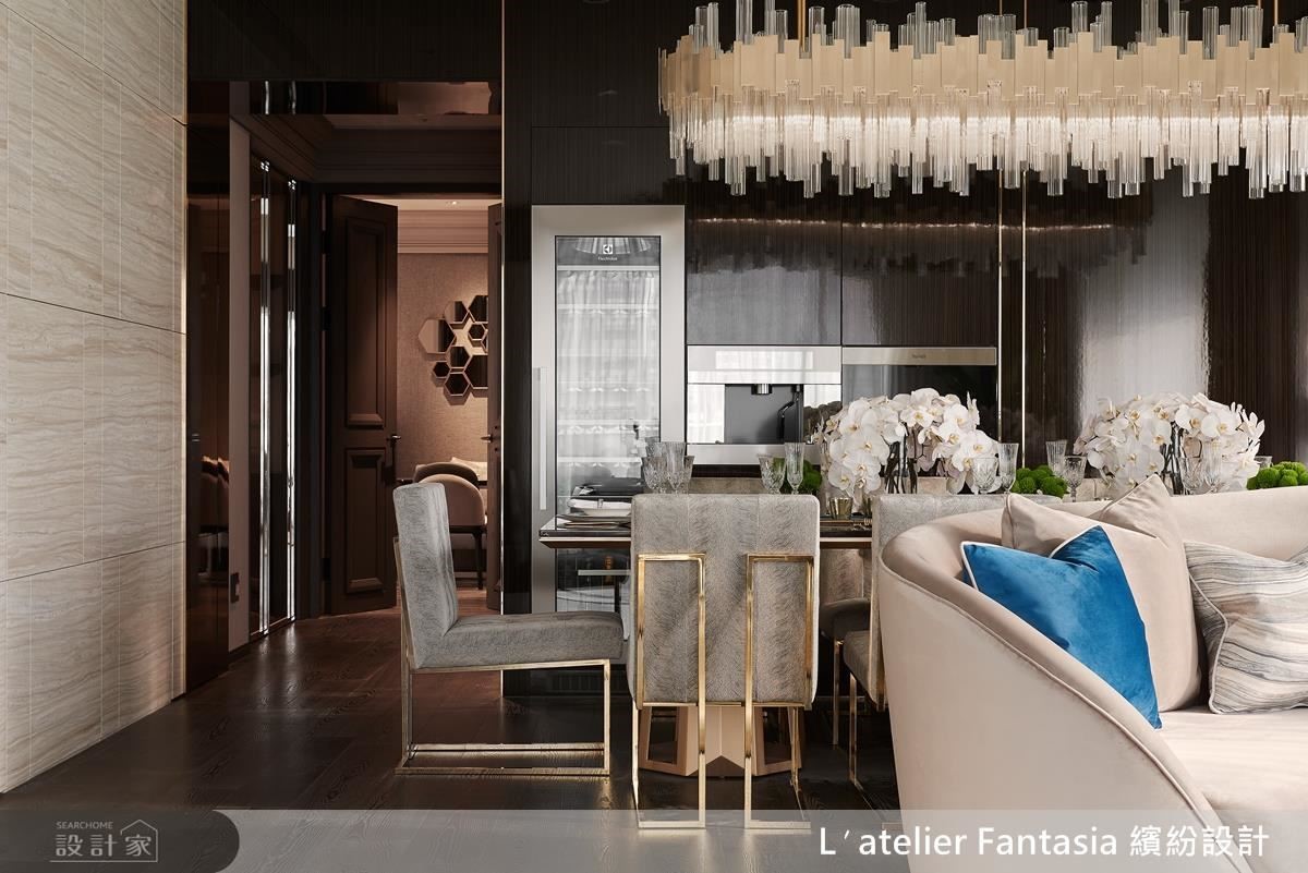 餐廳，深色的櫃體，呼應金色的主燈，讓空間自然呈現層次感。