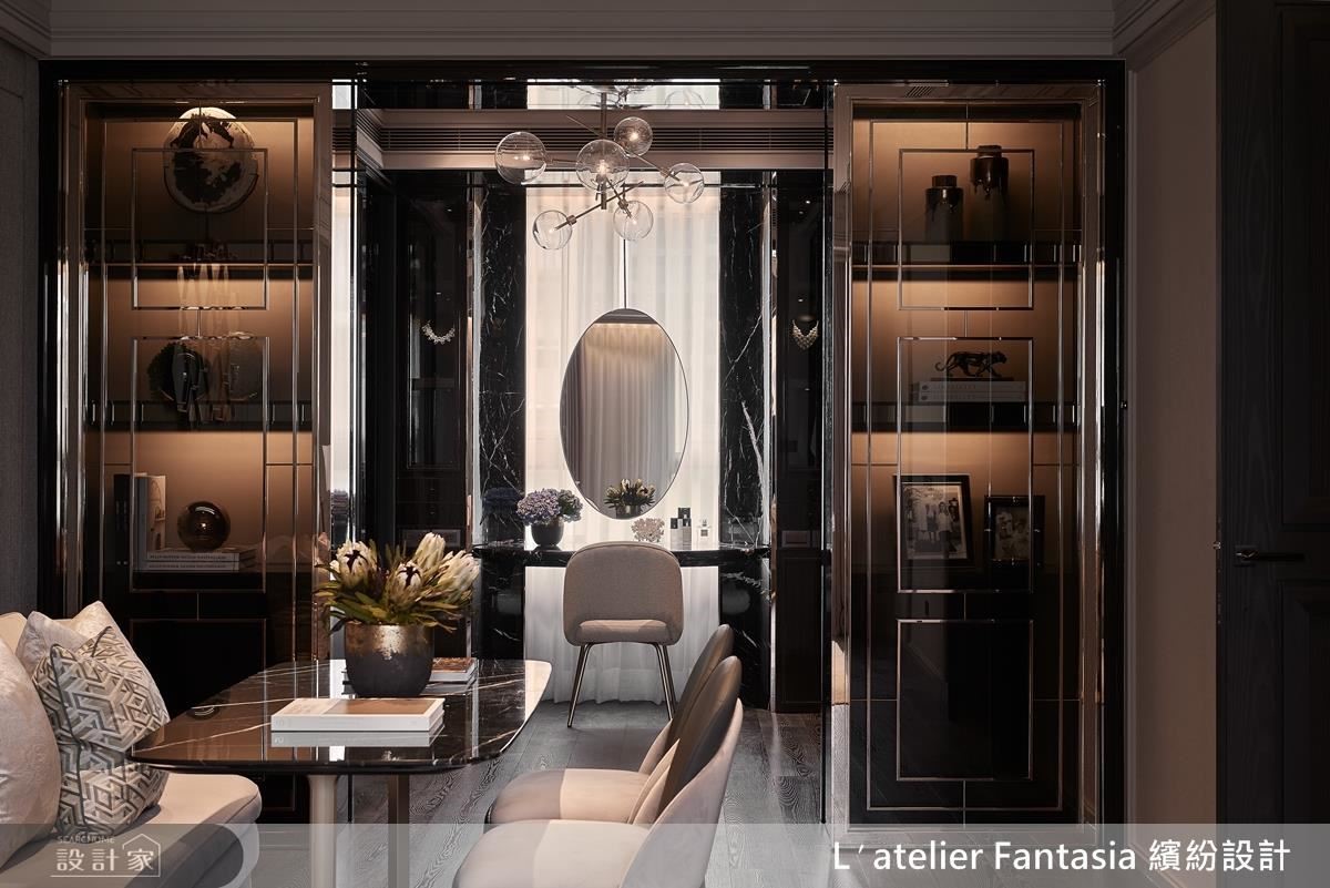 主臥室，右側為完整的更衣梳化空間，鏡玻材質伴著金色的光線，有如大亨小傳的場景。