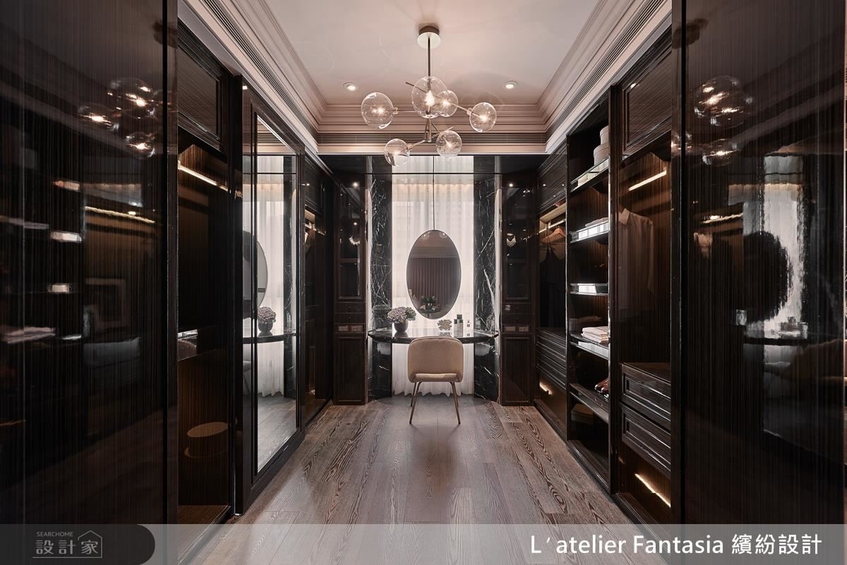 主臥室，更衣室內部。