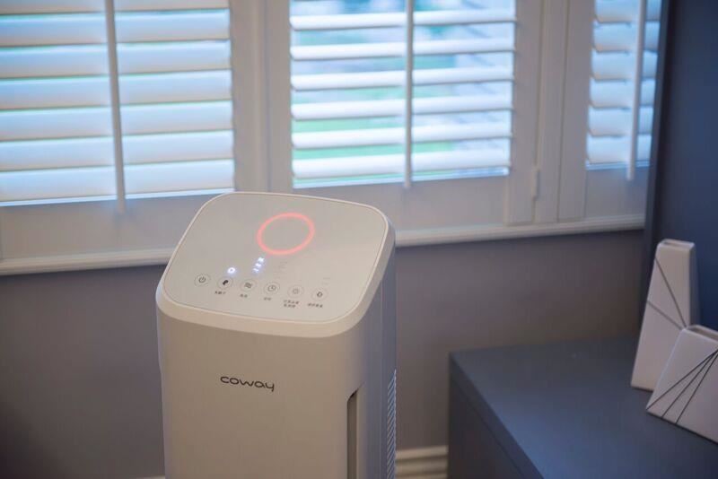 藉由燈號:藍/紫/紅，即可知道目前空氣狀況。