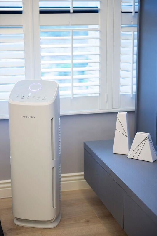 Coway AP-1216 濾淨力空氣清淨機，簡約流暢的線條顯示設計， 輕鬆監測空氣品質，適合大空間使用(至大 18 坪)。