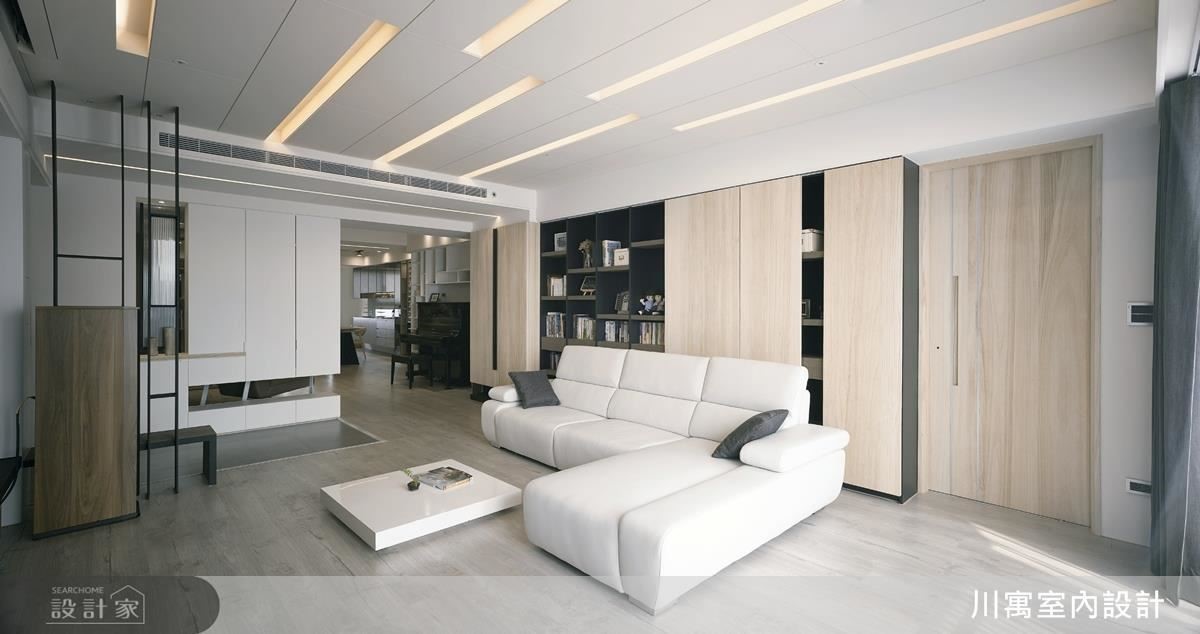 多段式燈光控制加上長條型線板的天花板設計，可隨心所欲的作階段性調整，營造趣味多變的空間情境，線條的延伸度更顯空間通透無阻礙的串聯感。