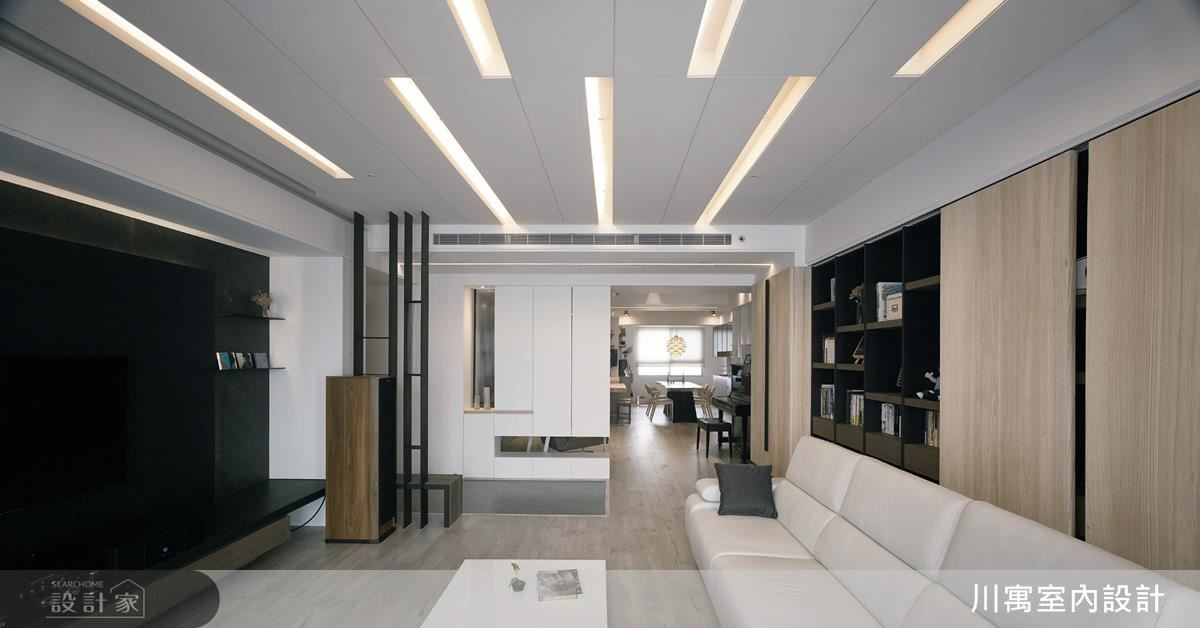 沙發背牆以兼具收納與展示的大型機能櫃為架構，搭配大小不一的門板設計，半開放式櫃體，讓牆面豐富靈活不單調，更增添實用機能。