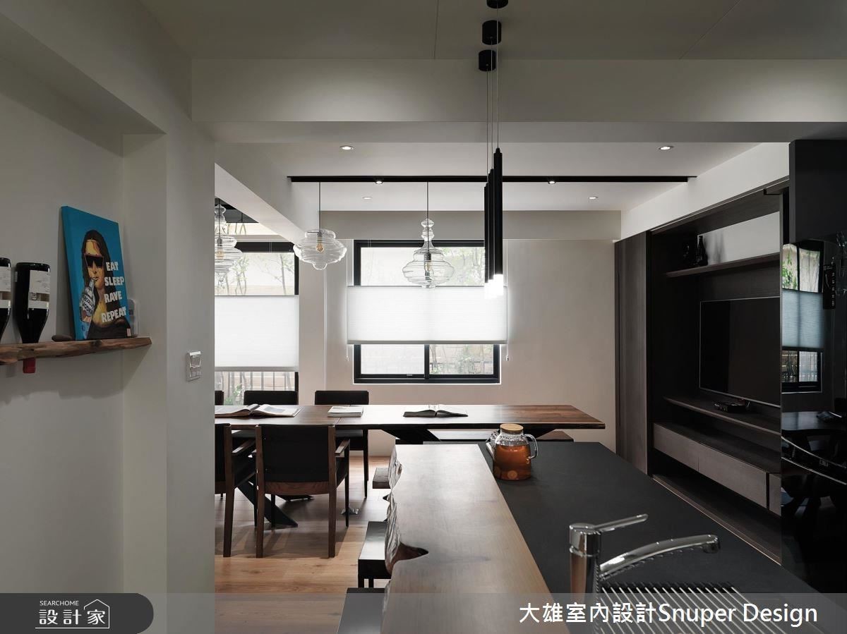 拉整餐廚比例，同時利用燈帶、部分天花修整，遮掩樑柱紊亂等問題，讓錯層空間如家中的專屬舞台般，每日上演著精彩故事。
