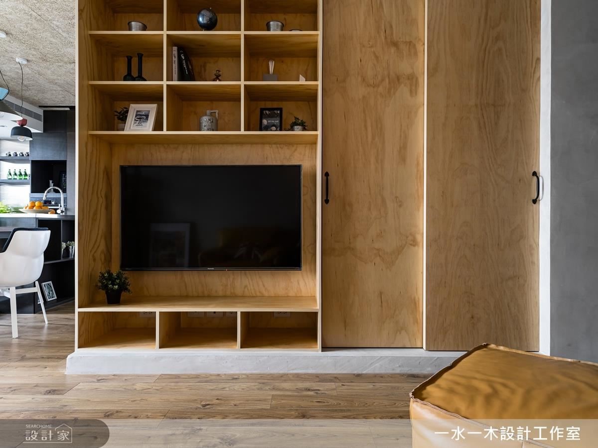 客廳電視櫃選用樺木花紋點綴的夾板設計，不僅經濟實惠，還能帶來自然原始氣息。