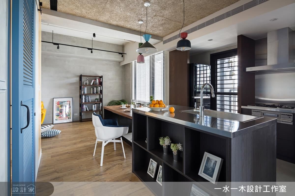 餐廳區置放長型中島餐桌，為 L 型格局製造另一種視覺延伸感。