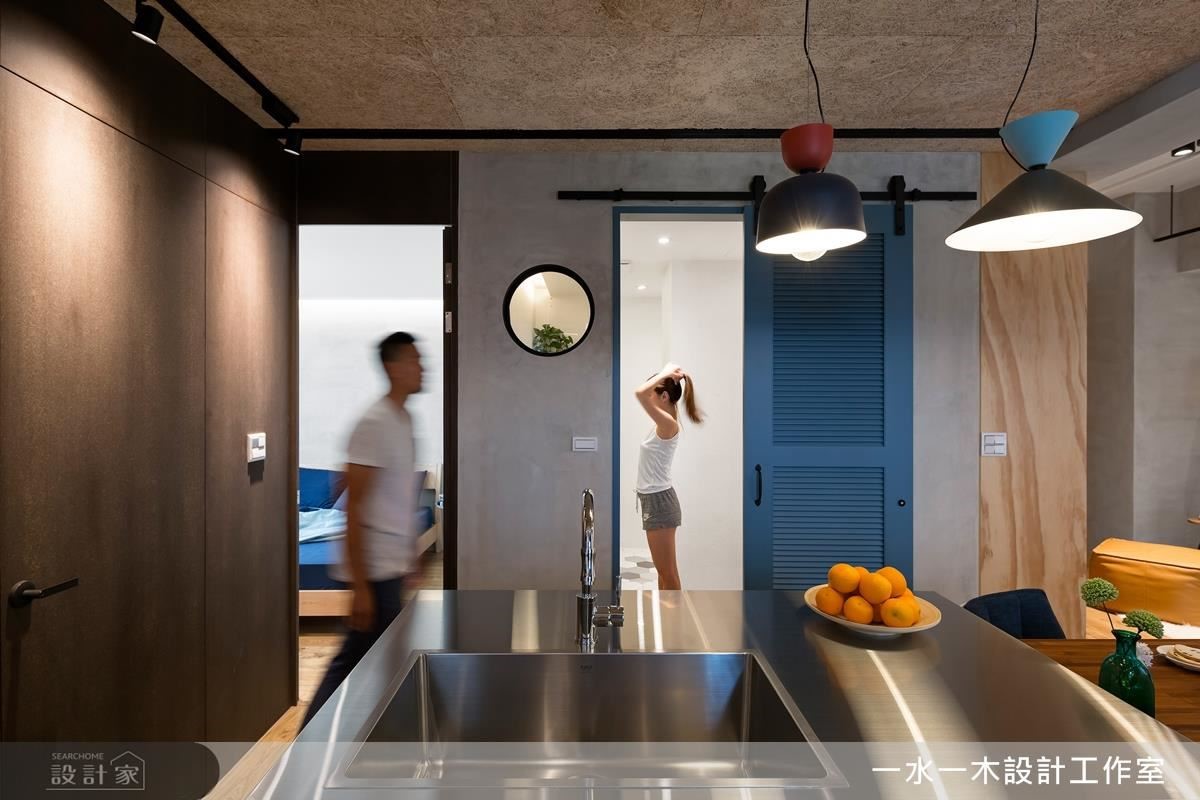 浴廁選用活潑鮮豔藍色穀倉門，為素雅空間調性中營造年輕趣味感。