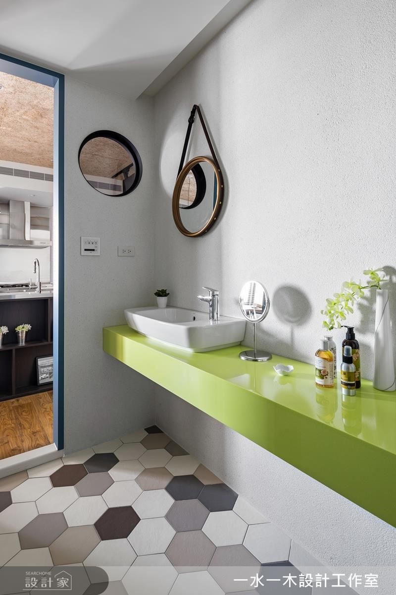 可愛圓窗引入明亮採光，搭配繽紛檯面與花磚，帶來輕鬆活潑的氛圍。