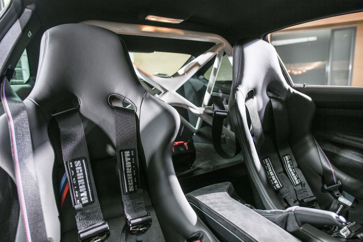 BMW M4 DTM Champion Edition 款碳纖維雙前座桶型賽車座椅，賽車級六點式安全帶及專屬白色防滾籠。(圖片提供_BMW 總代理汎德公司)