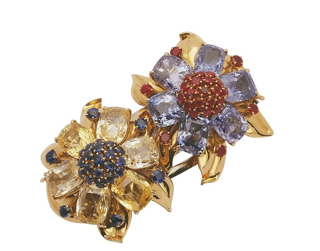 Passe Partout 珠寶，1939 年黃 K 金、藍寶石、紅寶石、鑽石可變化為項鍊、手鍊或皮帶可拆式胸針。(圖片提供_Van Cleef & Arpels)