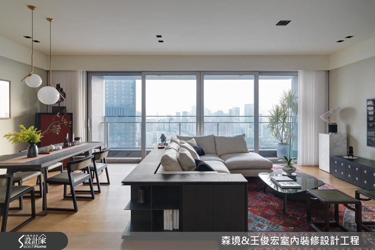 具有安宅、防火的中式老件擺設，與西式民俗豔紅老地毯，為客廳混搭出獨特韻味。