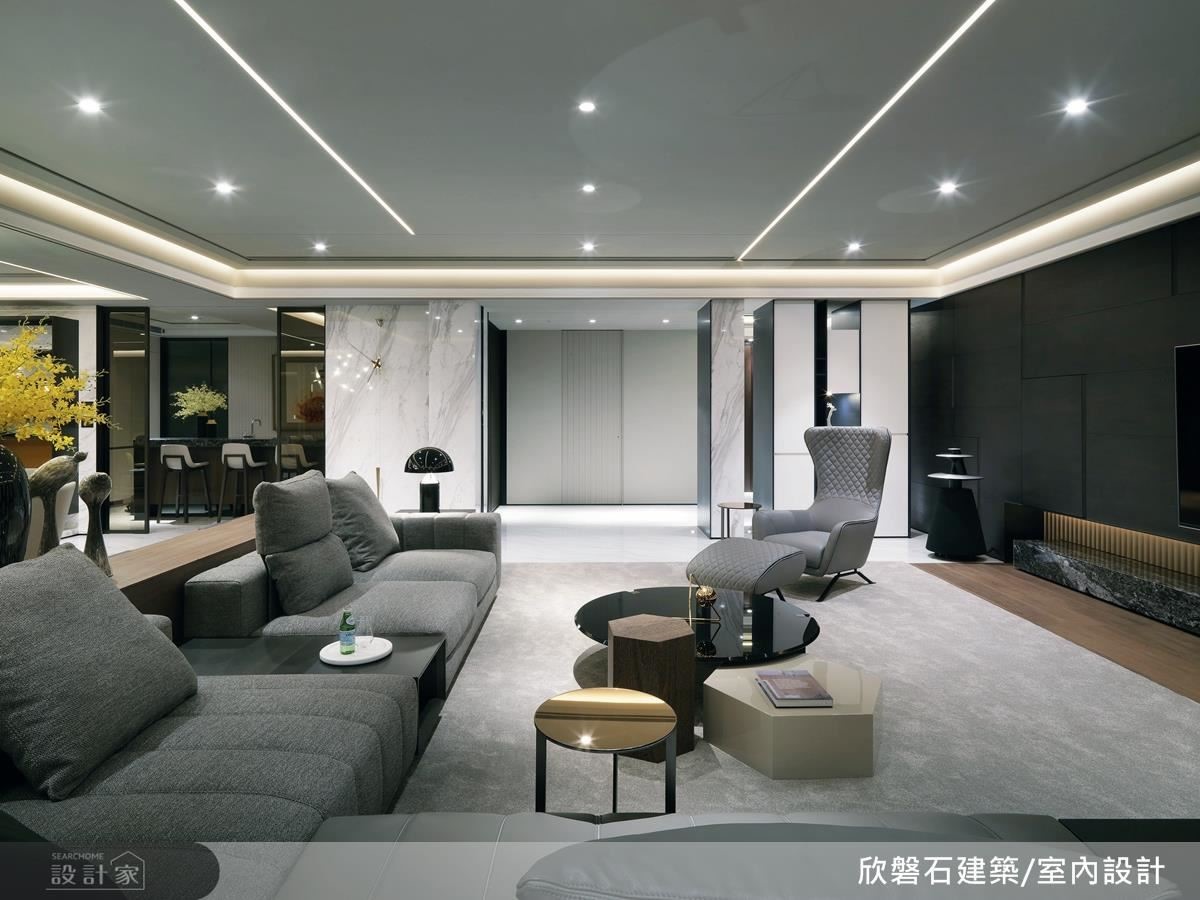 空間裡處處可見巧型收納與隱藏隔間的設計，如玄關左側白色直紋門推開其實是客用廁所；幾何線條造型的電視牆，則做了隱藏機櫃，讓空間更顯乾淨俐落。