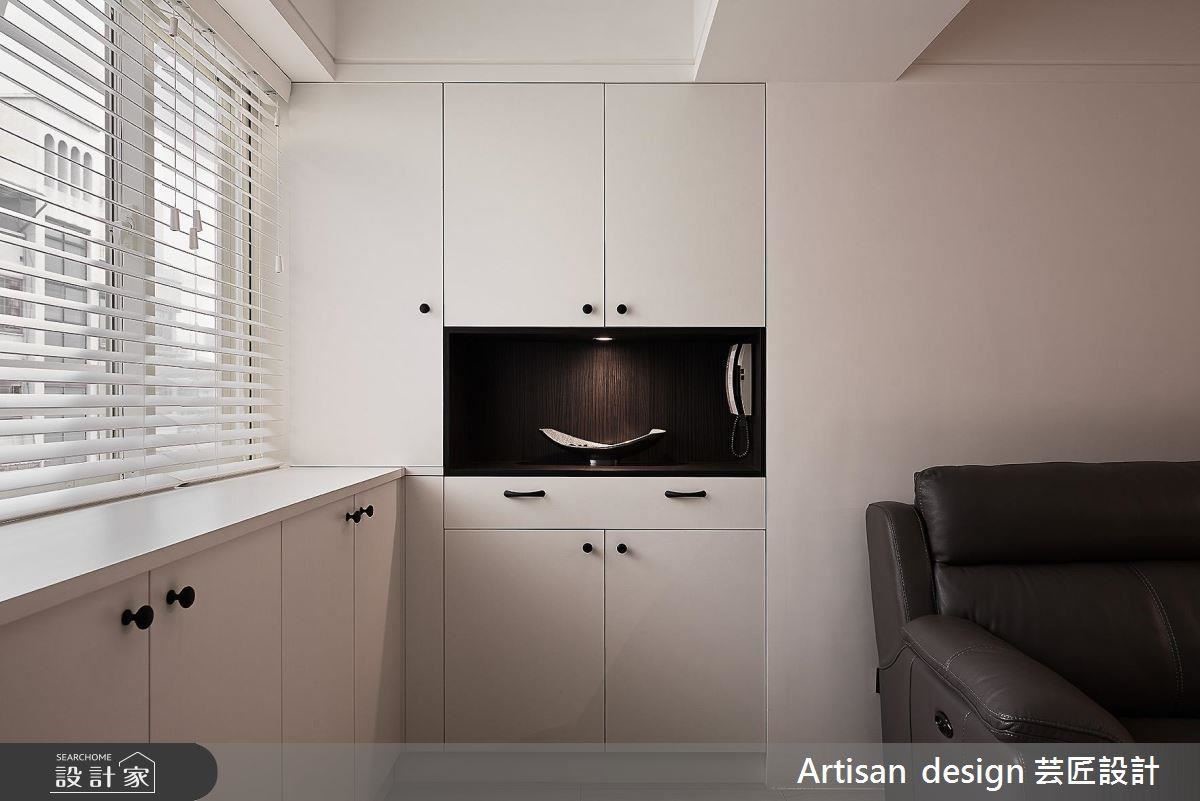 簡單俐落的玄關端景櫃設計，呼應了屋主對簡約風格的喜好。