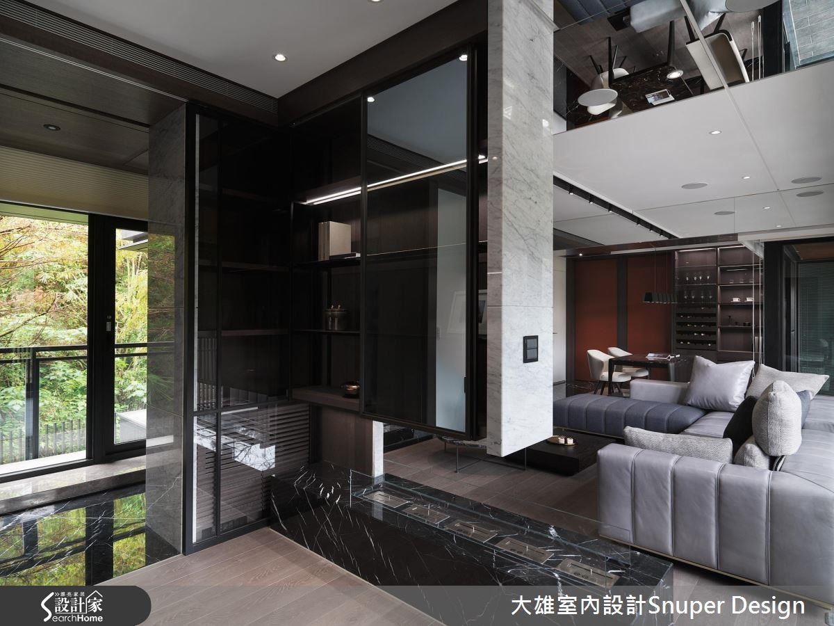 開放式書房與客廳緊鄰，天花板運用鏡面包覆大樑，拉長了牆面的延伸視覺，讓豪宅秀感十足。