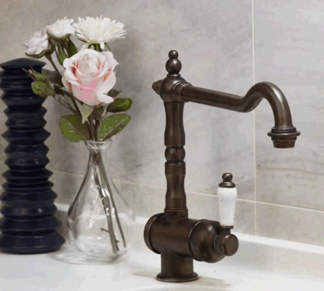 流理檯擺設仿古立式龍頭，吻合鄉村風的歐式情懷。