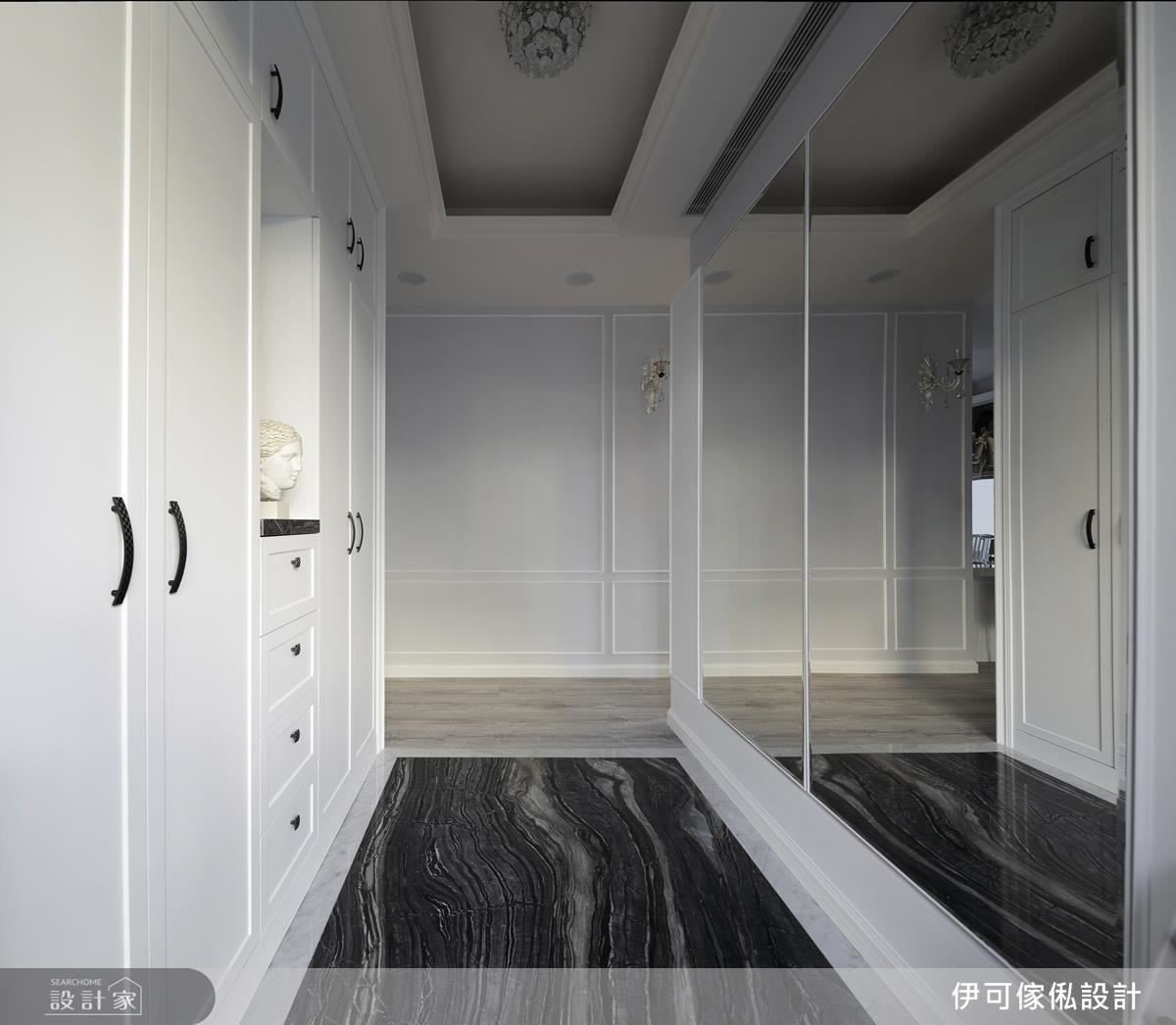 玄關地面運用大理石紋理,為空間營造延伸感以及層次感,系統櫃的配置,增加收納機能。 玄關地面運用大理石紋理,為空間營造延伸感以及層次感,系統櫃的配置,增加收納機能。