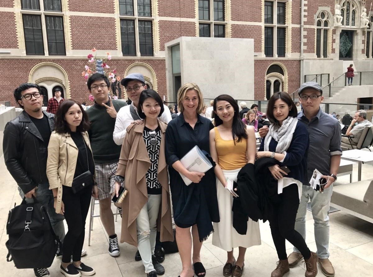 近二年在台灣 Dulux 空間色彩大賽上表現獲得優勝的合砌設計、大晴設計，一行人在歐洲與 AkzoNoble 色彩美學中心的總監 Heleen Van Gent（右四）合影。