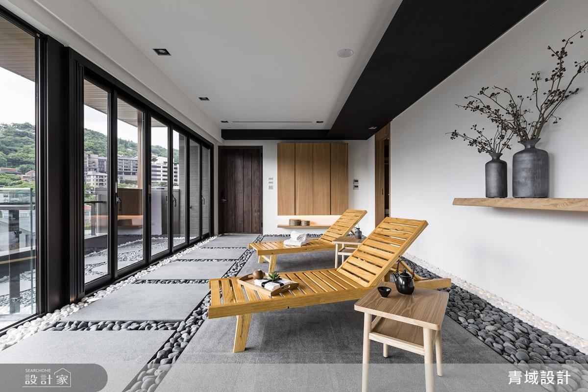 保留大面窗景,置入簡單的躺椅、實木層板點綴,營造自然休憩氛圍。 保留大面窗景,置入簡單的躺椅、實木層板點綴,營造自然休憩氛圍。