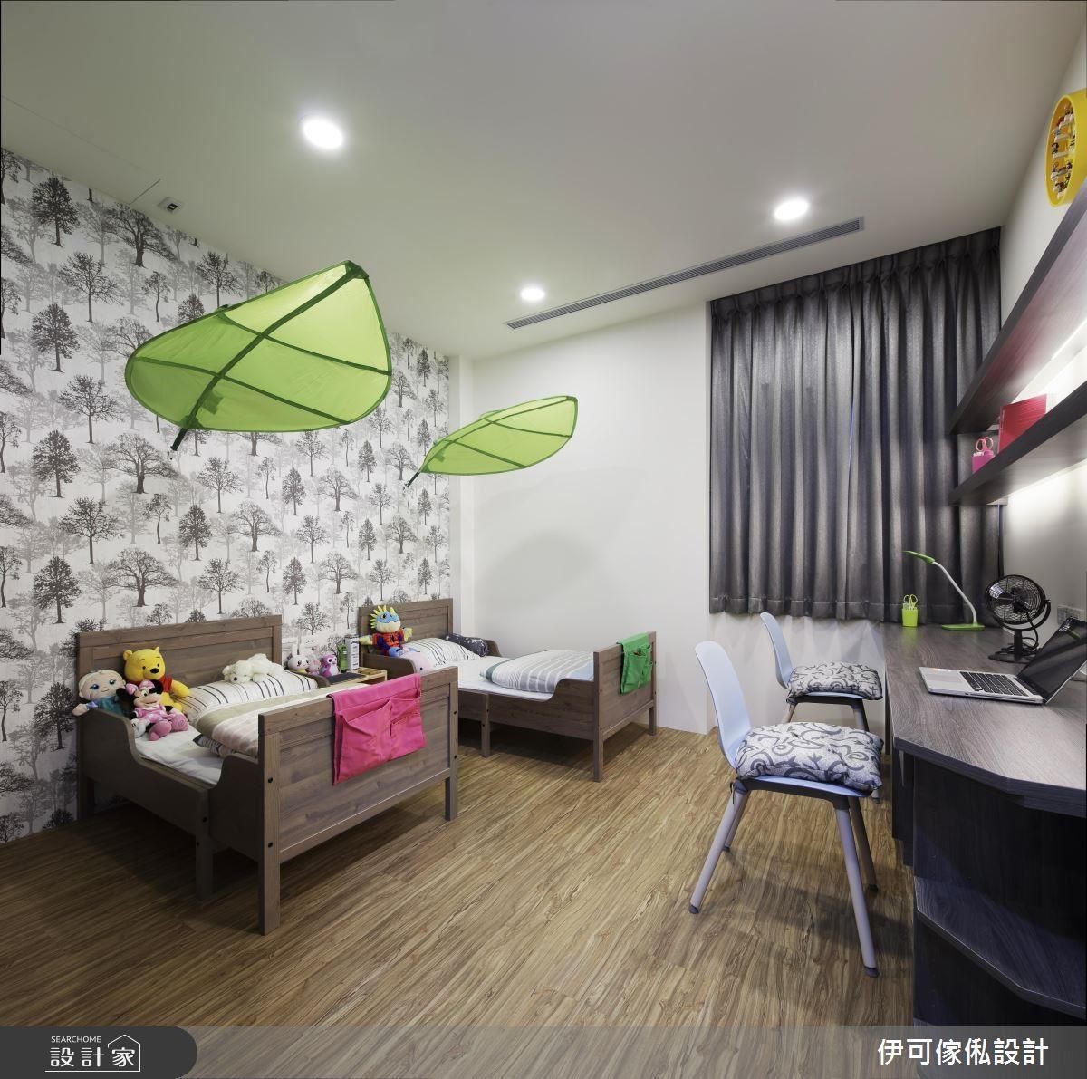 以大地色樹栽壁紙打造充滿自然的寧靜氛圍，有助於睡眠、閱讀，就算孩子們漸漸長大也不會顯得突兀。