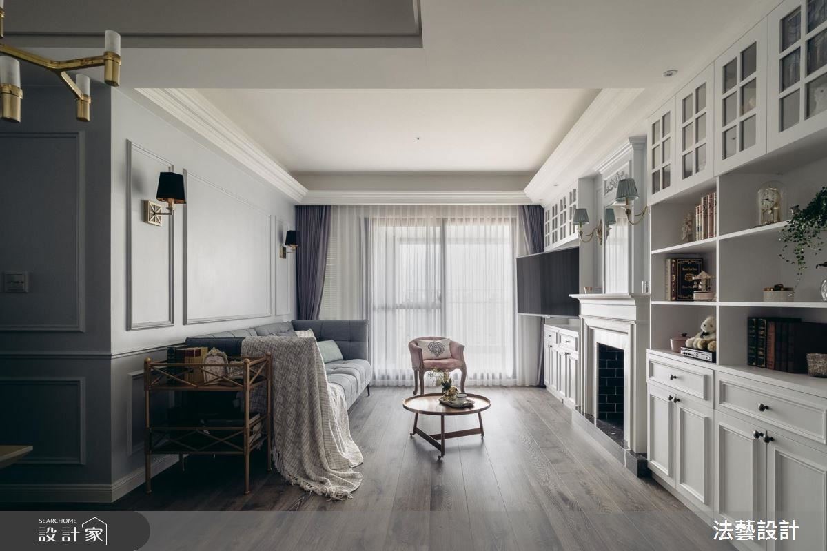 屋主喜愛經典美式的居家氛圍，設計師於客餐廳大量使用線板作描繪，搭配木質紋理的地坪，再以壁燈作點綴，每當窗外映入明亮天光，就能展現出恬靜淡雅的氣息。