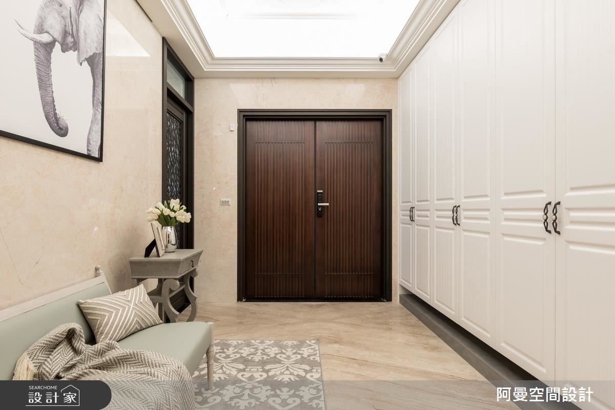 從電梯間開始，寬敞大器的氛圍圍繞四周，走進家門，簡約大方的玄關令人心曠神怡。