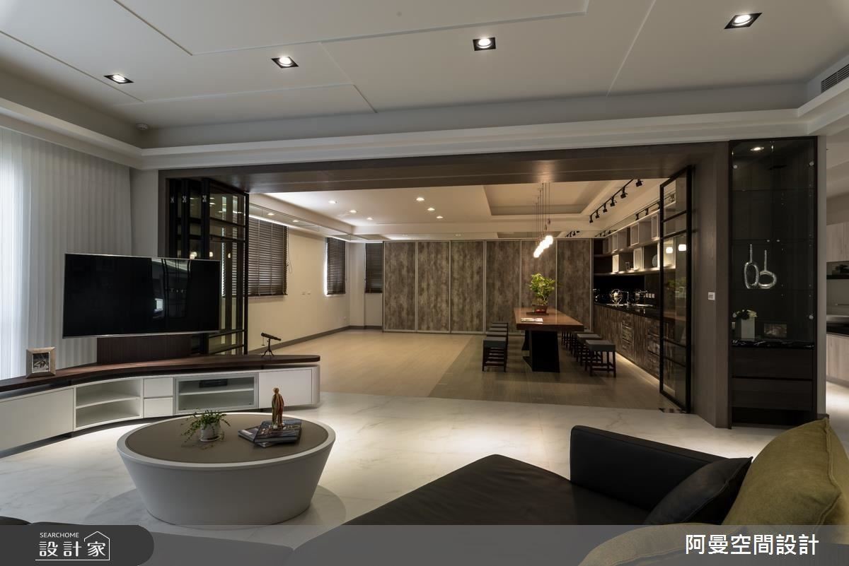 全開放式的空間，讓客廳與捏陶室串聯，也成為三五好友聚會的場域，而將鐵框玻璃拉門拉上後，分別又是獨立的空間。