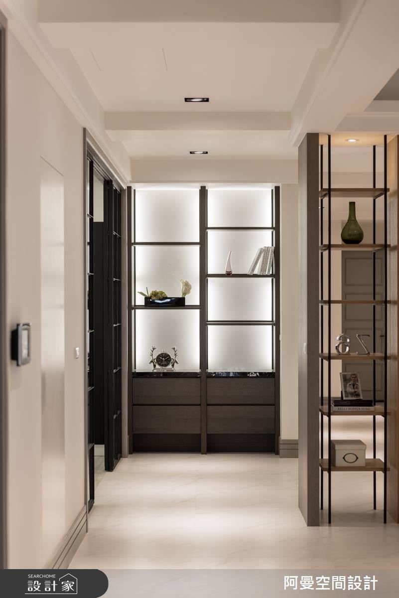 無框架的收納櫃體，不僅打開空間感，也讓居家的角落擁有絕佳端景。