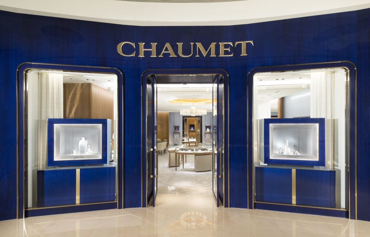 Chaumet專賣店外觀以皇家藍為主體。 Chaumet專賣店外觀以皇家藍為主體。