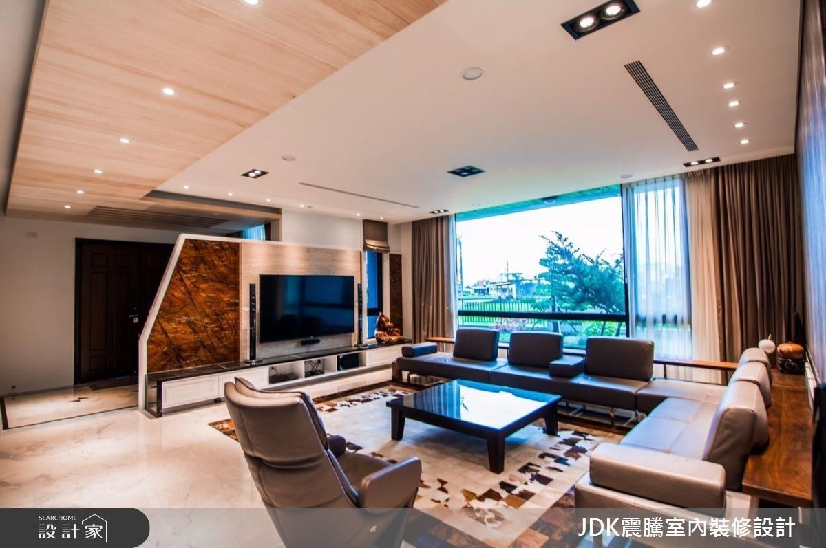自地自建的雙代豪宅,利用梧桐木皮連結戶外的田園風光,讓退休生活兼顧自然與氣派。 自地自建的雙代豪宅,利用梧桐木皮連結戶外的田園風光,讓退休生活兼顧自然與氣派。