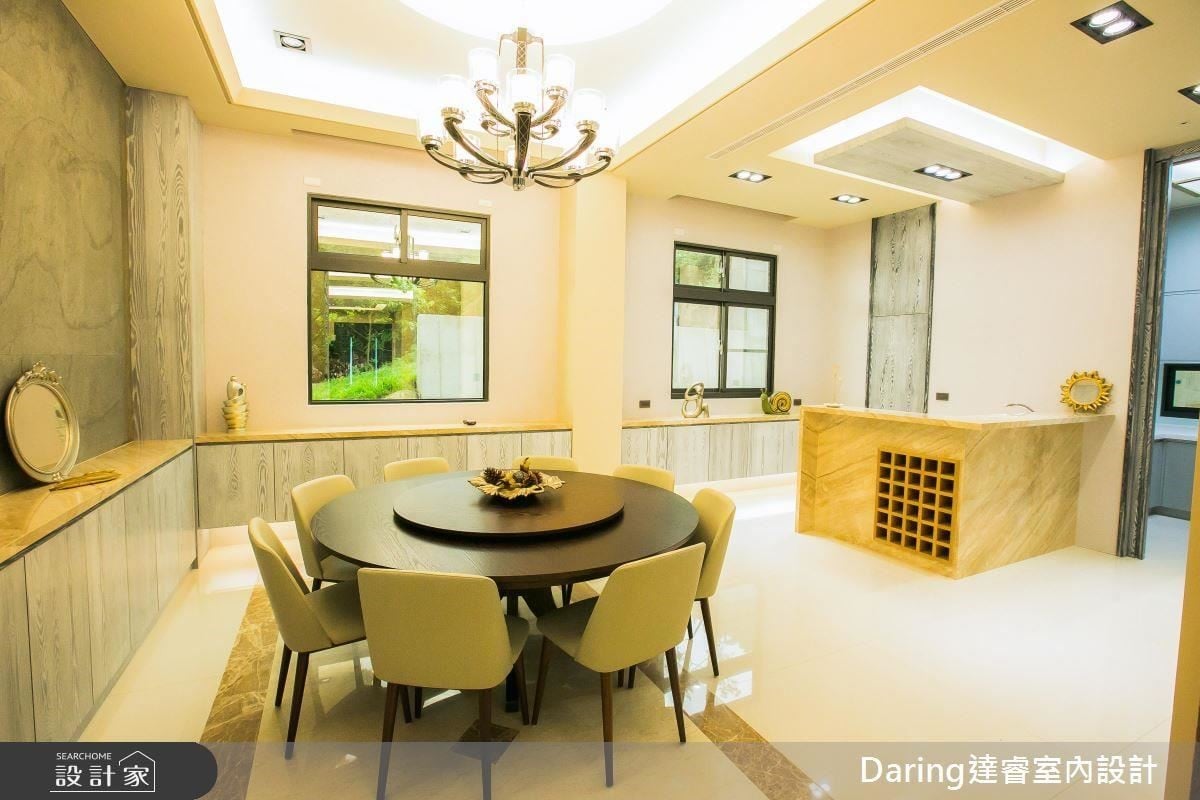 包廂式餐廳是設計師的小巧思,將一家人凝聚時刻包覆在空間裡,吧檯的設置增加屋主與家人間的互動。 包廂式餐廳是設計師的小巧思,將一家人凝聚時刻包覆在空間裡,吧檯的設置增加屋主與家人間的互動。