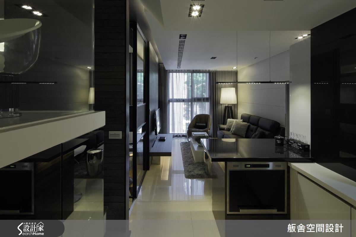 雖僅有 14 坪的小空間，卻有挑高 4 米的優勢，經由設計師巧思規劃，增加複式空間的靈活性，並採取現代時尚的手法來圍塑年輕人的生活品味。