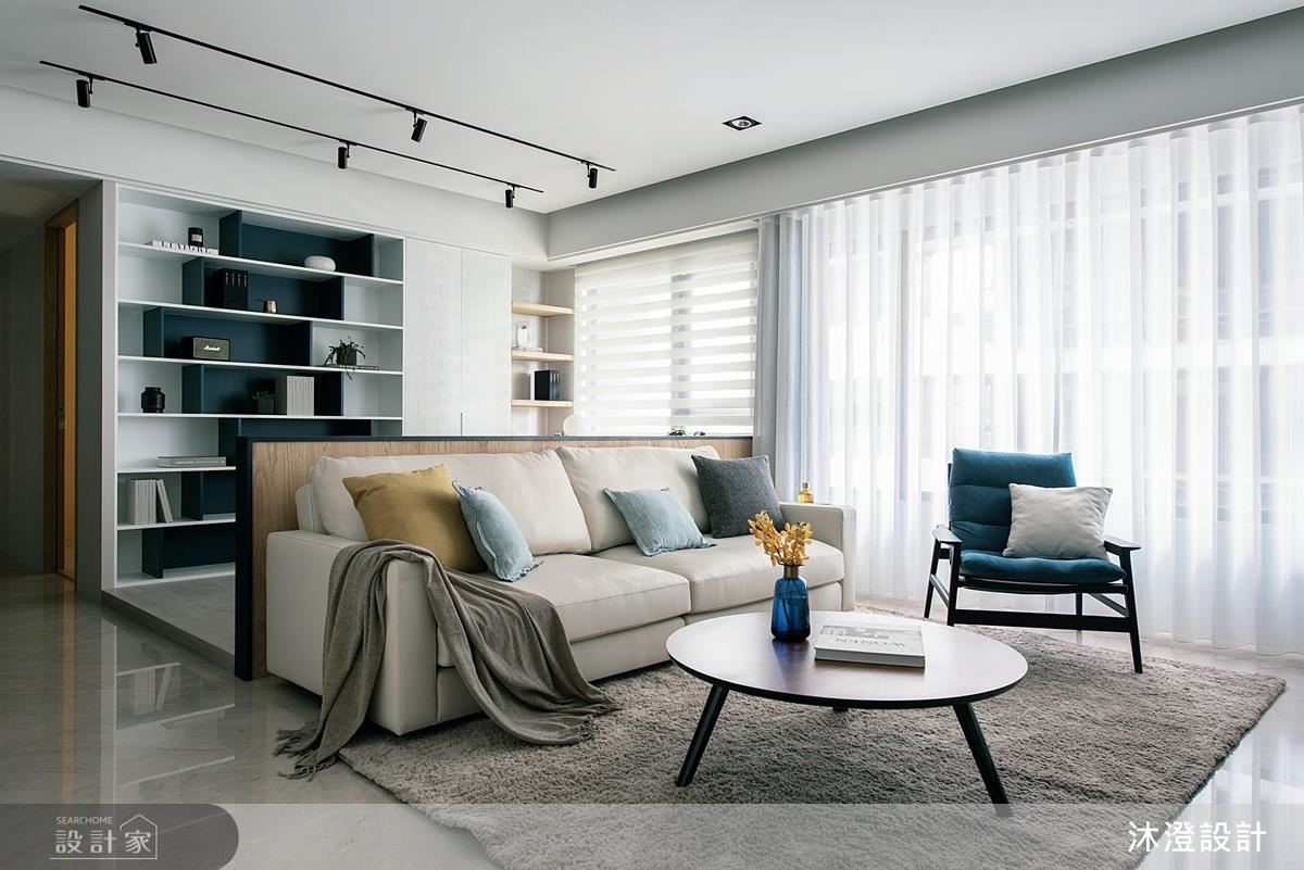 將原本的一房拆除後，書房與客廳讓公共空間的格局更加放大，也解決原本空間採光不足的缺失。