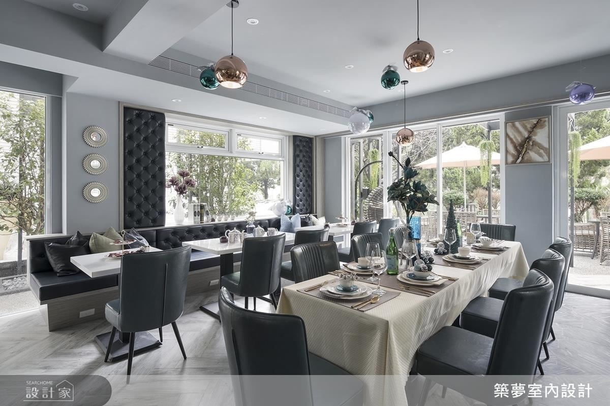 一樓大面落地窗，引入戶外自然美景，開放式的餐廚空間，讓街坊鄰居、親朋好友歡聚一堂，完成屋主共享的心願。