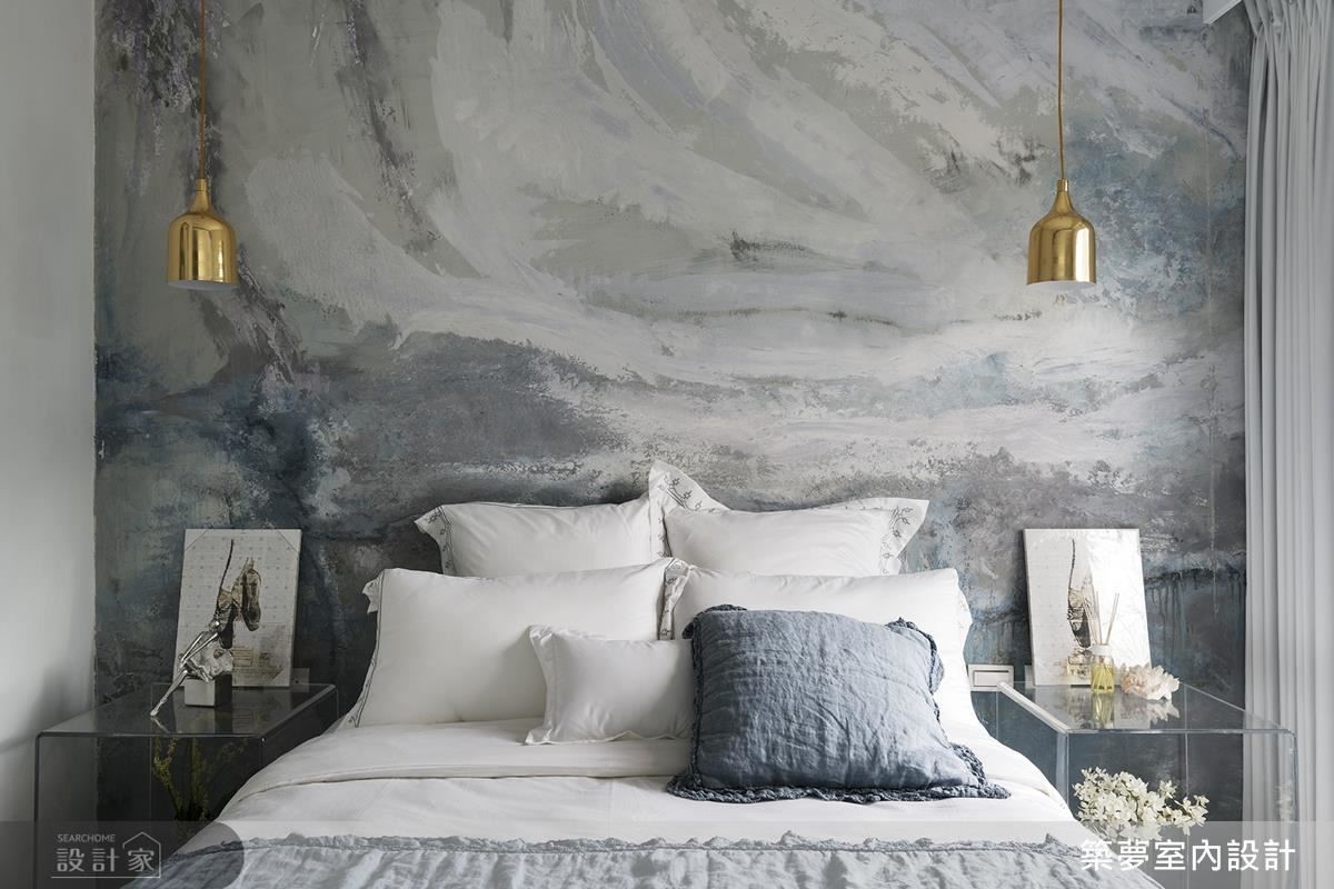 二樓希臘愛情海主題臥房，以手繪抽象藝術牆，勾勒愛琴海朦朧美景，象徵屋主年輕時的浪漫情懷。