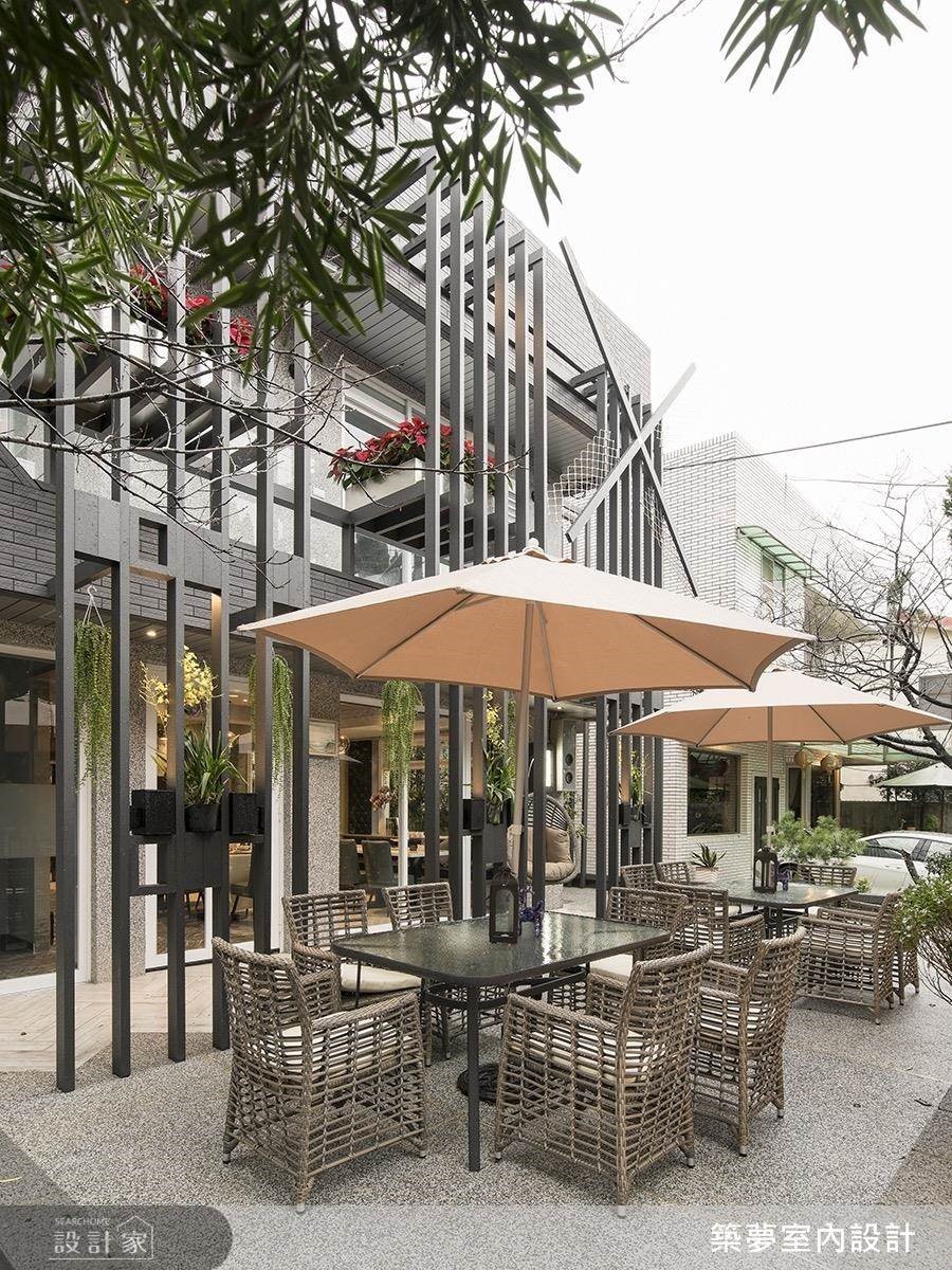 屋宅外觀以格柵搭配荷蘭風車設計，點亮老屋的生命。