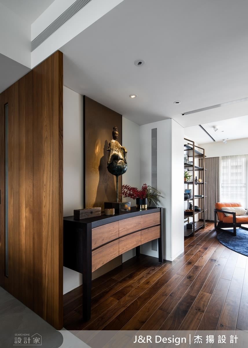 以活動式拉門方式，作為餐廳跟客廳的區隔，同時也是主臥房門，呈現空間的自由性。