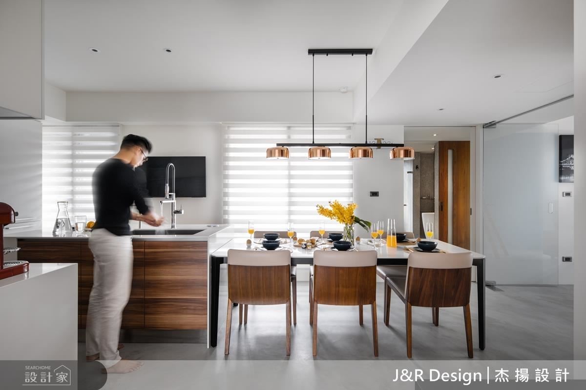 將原有隔間打通，營造開放式的廚房，成為親朋好友做客時的最佳之處，同時敞開空間，中島與餐桌的連結，也讓生活動線更為順暢。