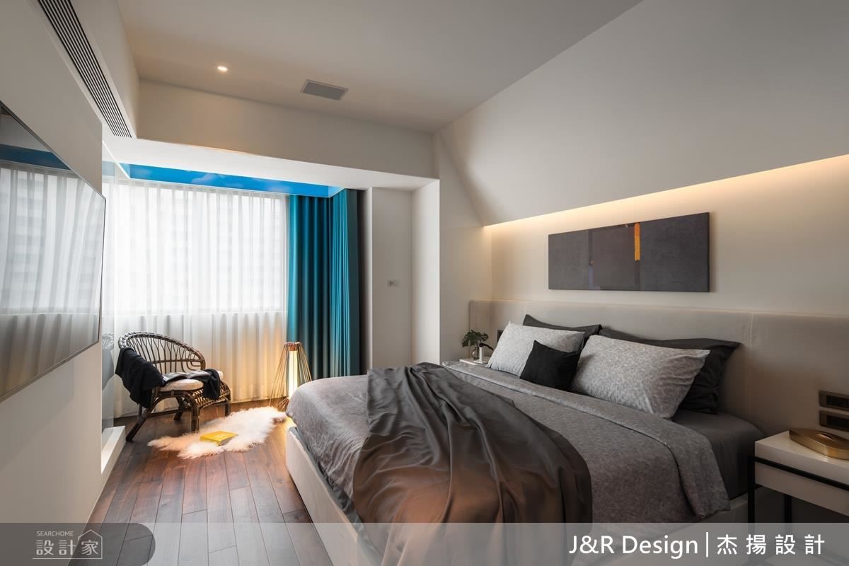 走進私領域，陳令翔設計師巧妙性將空間樑柱包覆起來，意外成為端景，不想因為格局而轉換原有生活模式的夫妻二人，改變原本格局，兼顧生活動線，蘊藏生活中的悸動，讓倆人的甜蜜時光從這裡開始。