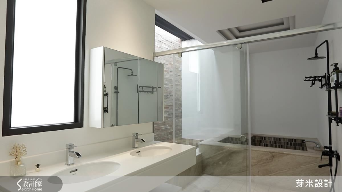 主衛浴中特意保留天井，搭配可調式開窗設計，帶來良好的通風與採光效果。