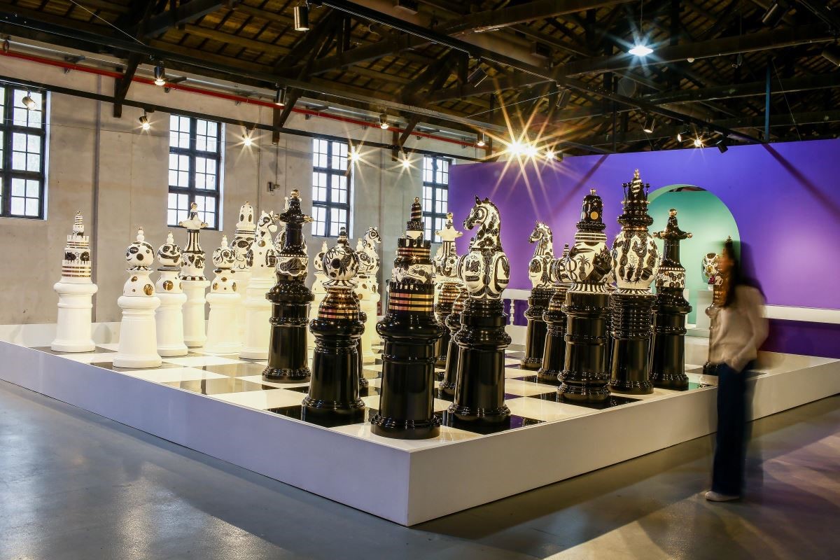 《西洋棋》曾旅居倫敦三年的 Jaime Hayon, 以英國歷史文化為靈感，將著名的特拉法戰役與紀念廣場轉化為西洋棋舞台，並親手上漆繪製。