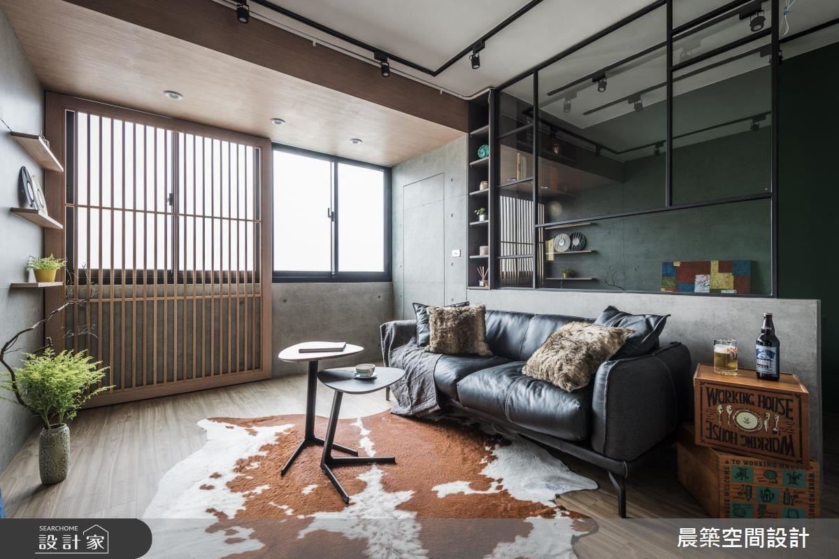 透過仿清水模的特殊漆與裸露天花，自然地帶出空間中的 Loft 質感，並藉由細節妝點出居家風格的況味。