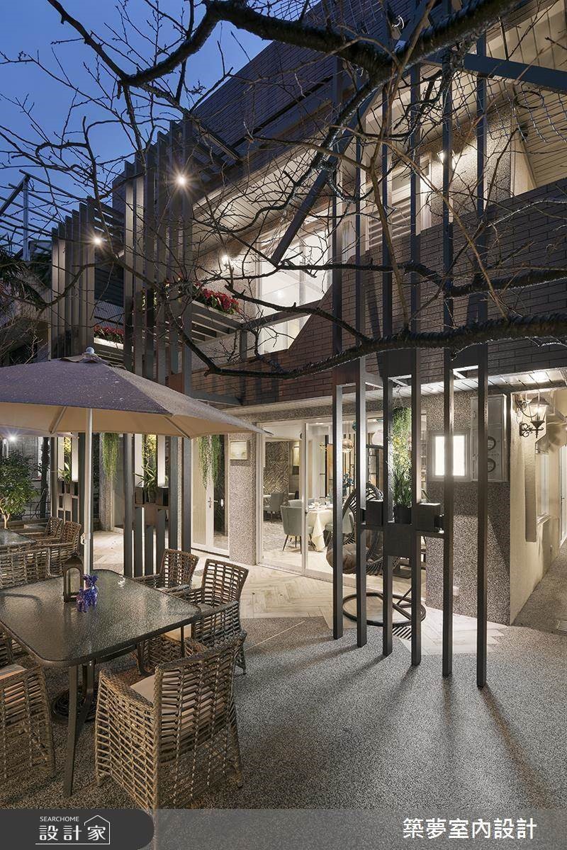 俐落的鐵件建構亮眼吸睛的風車造型，不僅拔高了建築立面，同時也兼具花架的實用機能。