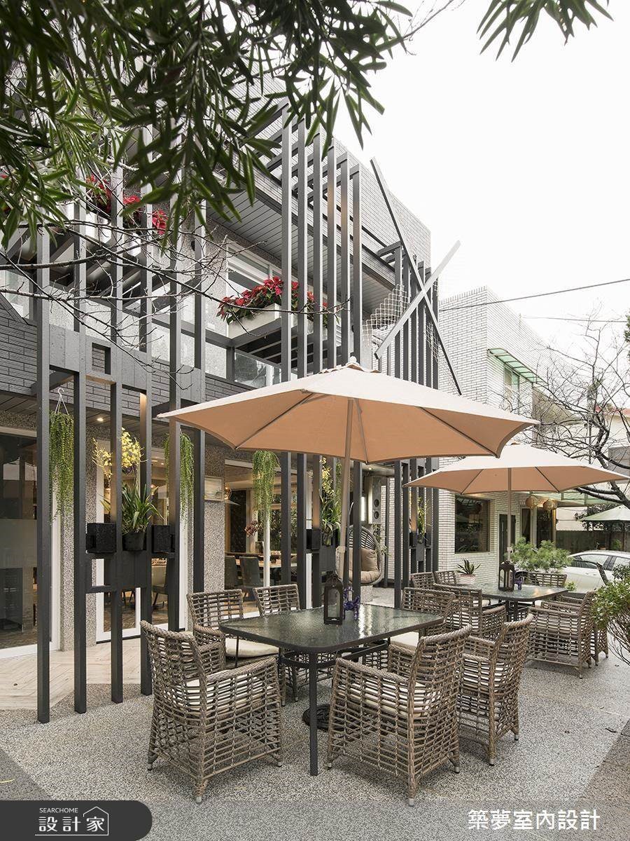 不論戶外彷彿歐洲露天咖啡座的規劃，或者室內適合舉辦派對、家宴的餐廳，都滿足了女主人希望與親友共享愉悅生活的期望。