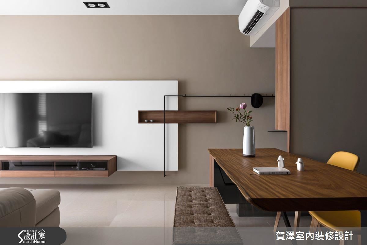 以長型幾何板塊牆面結合俐落鐵件設計，開闊空間視覺感受。