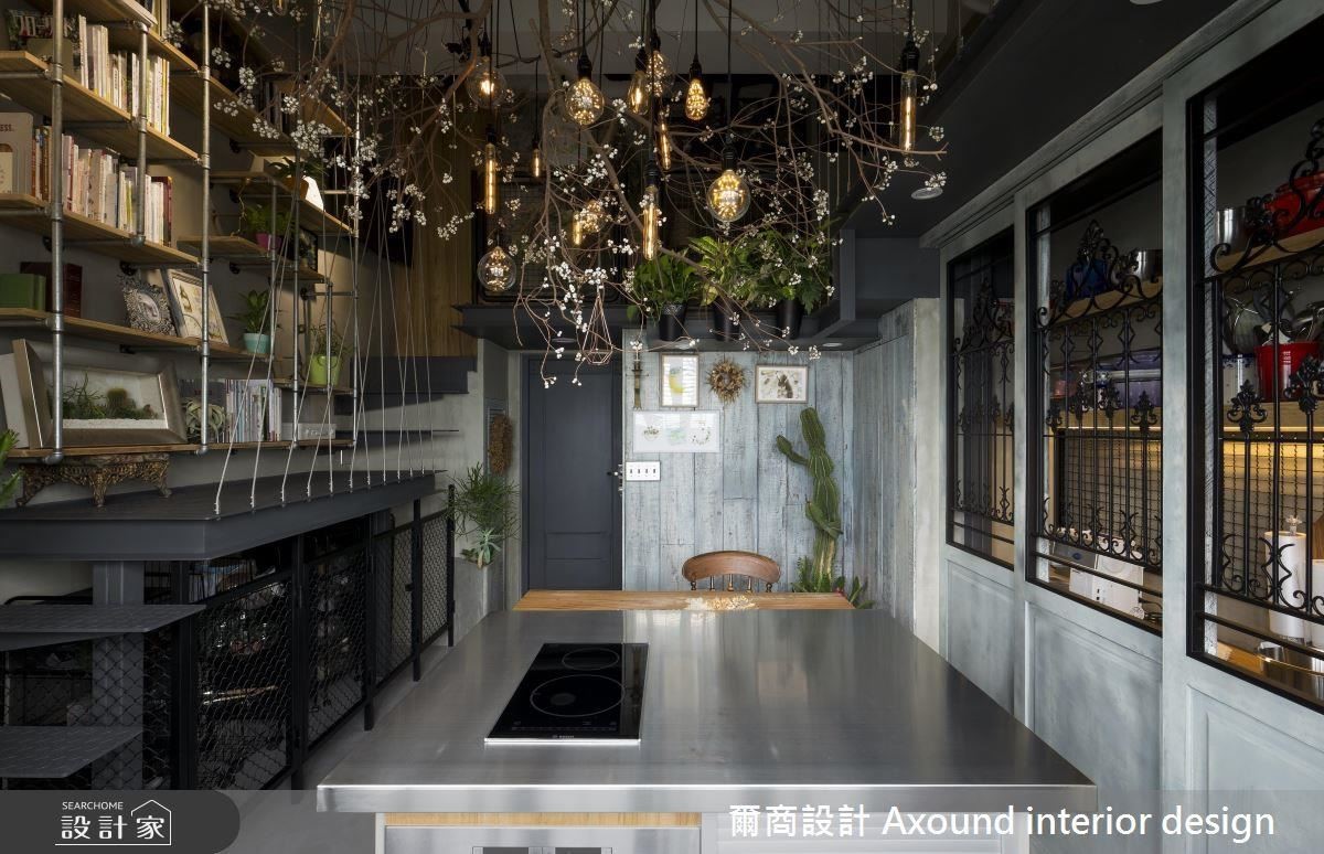 中島選用不鏽鋼做為屋主烘焙的工作檯，實用並具功能性，同時帶有工業風質感。