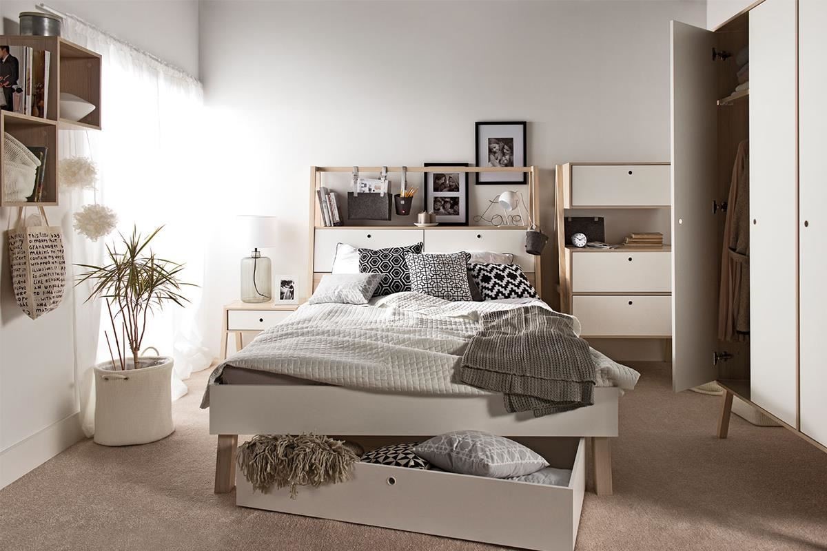SPOT 系列雙人床組為高架設計，床板高度可依身高或床墊厚度兩段調整。無壓的淺原木搭配白色系有放鬆視覺的效果，一定會有良好的睡眠品質！