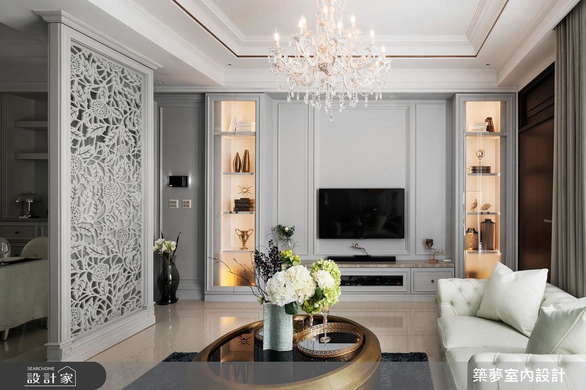 客廳電視牆以線板造型、兩旁展示櫃及雕刻花草屏風，堆疊出簡約中的豐富立體感。